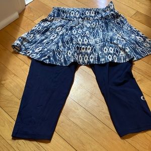 Dona Jo tennis skirt with capri leggings; cute print and in EUC; size 1